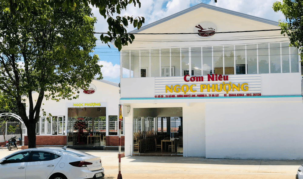 Quán có mặt tiền rộng rãi, được thiết kế với tông màu trắng chủ đạo tạo cảm giác sạch sẽ, sáng sủa (Nguồn: Fanpage Cơm Niêu Ngọc Phương)